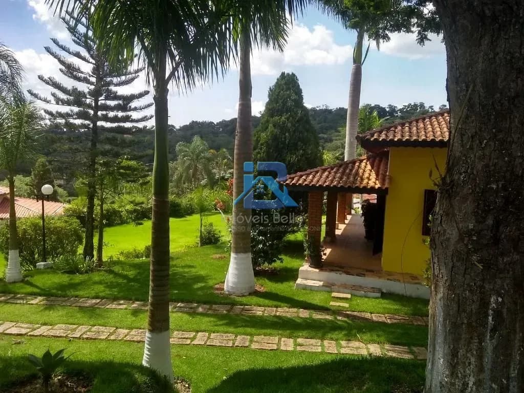 Linda chácara de 5.180 m² de terreno e 541 m² de construção em Condomínio com lagos e muito verde! - Chácara em Condomínio Itaembu SP