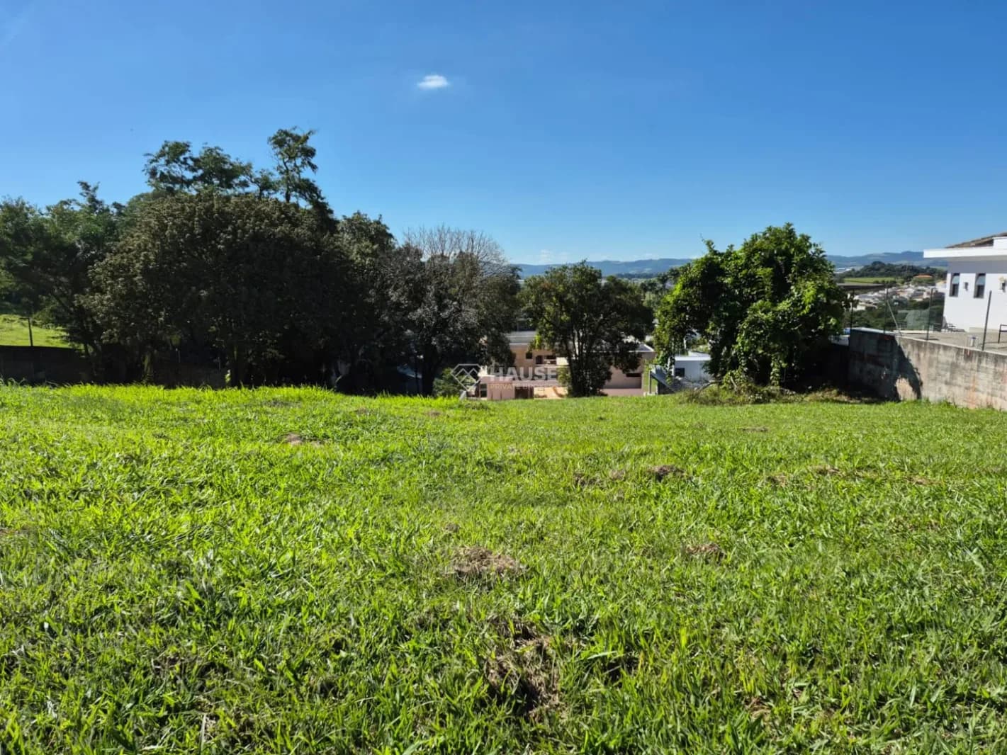 TERRENO DE 1.000 m² COM ACLIVE SUAVE NO VILLAGE DAS PALMEIRAS | EXCELENTE OPORTUNIDADE - Terreno em Condomínio Village das Palmeiras SP